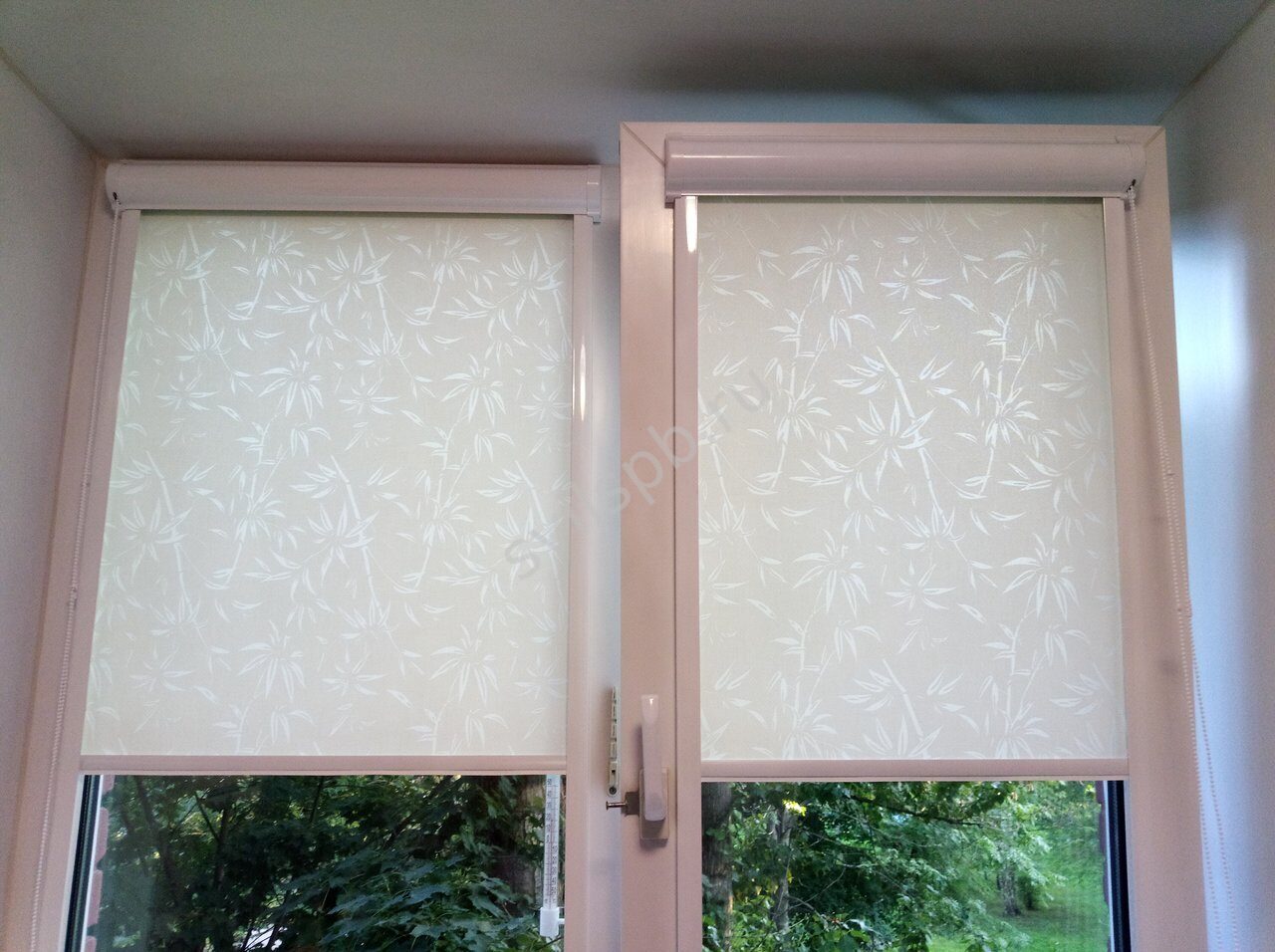 Рулонные шторы с направляющими на пластиковые окна фото